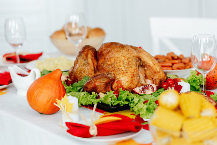 感恩节晚餐的餐桌上烤火鸡的选择性聚焦 