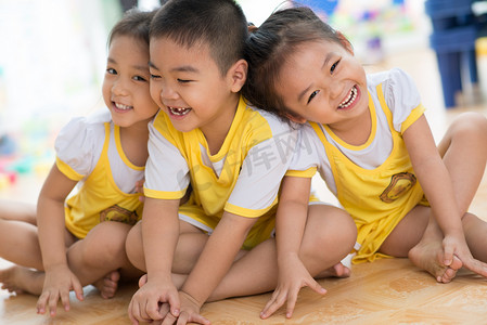 亚洲孩子摄影照片_玩得开心的孩子
