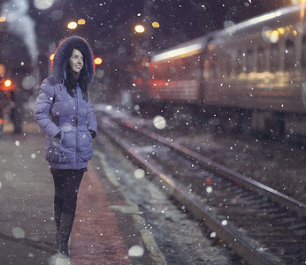 快乐之旅摄影照片_在火车站的女孩