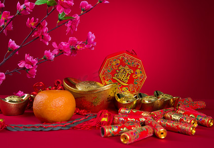金色新年梅花摄影照片_中国农历新年装饰梅花开花和黄金金条符号