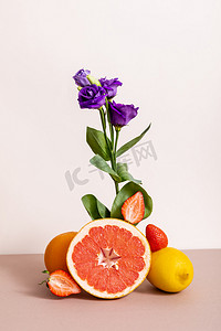 玫瑰摄影照片_用米黄色分离的紫色桉树和夏季水果的植物和水果成分