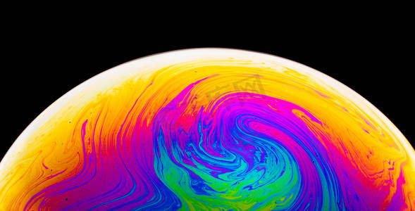 彩虹肥皂泡在黑暗的背景。五颜六色的表面特写.