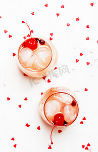 酒吧背摄影照片_粉红色的鸡尾酒为情人节, 两个眼镜, 白色背景甜心, 顶部视图