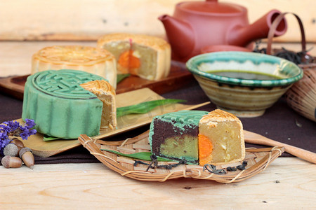 月饼中秋快乐摄影照片_中秋月饼和茶-中国甜点好吃.
