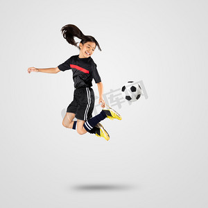 女孩的力量摄影照片_年轻的亚洲女孩的足球运动员