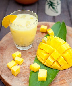 越南语摄影照片_Mango juice, smoothie ,mango fruit on a wooden background