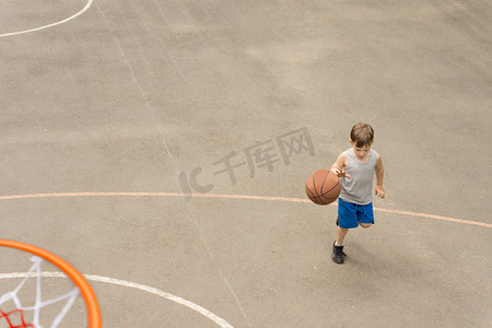 户外运动首页摄影照片_年轻男孩在打篮球带球跑