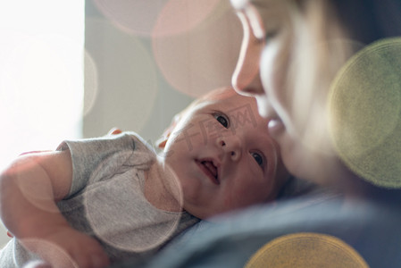 初生婴儿摄影照片_可爱的新生婴儿意甲与粉彩景筛选器