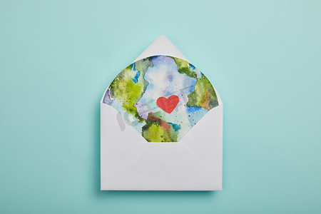 顶部的信封与行星图片在绿松石背景, 地球天概念