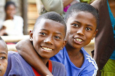 暴力的孩子摄影照片_年轻英俊的马达加斯加男孩微笑