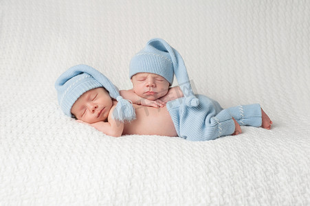 睡觉双胞胎男孩