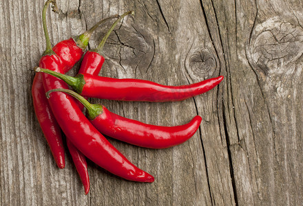意大利辣味香肠摄影照片_Red hot chili peppers
