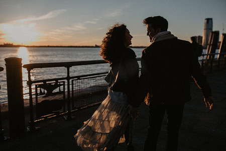 户外微笑情侣在夕阳下摆姿势, 穿着时尚复古服装。浪漫的氛围和气氛