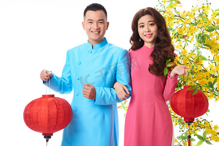 可爱月球摄影照片_可爱的亚洲情侣穿着传统服装, 手持中国灯笼 