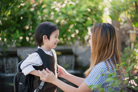 日本儿童摄影照片_妈妈说再见到她的儿子，作为他离开学校