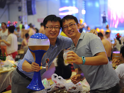 啤酒节文化摄影照片_--资料图片：2015年6月27日，在中国东北黑龙江省哈尔滨市举行的哈尔滨国际啤酒节上，人们享用啤酒