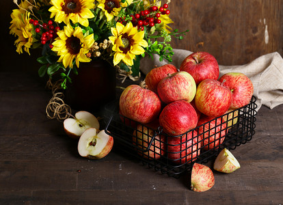 多C多营养摄影照片_木桌上的红色成熟有机苹果