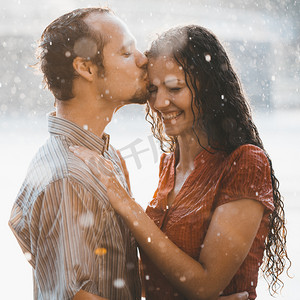 夫妇在雨下的爱情