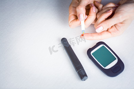 记录血糖摄影照片_测试血糖仪与高血糖，血糖仪