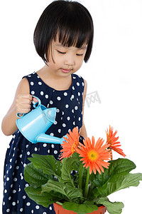亚洲中国小女孩浇花