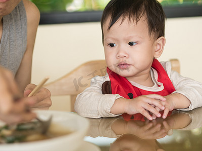 亚洲幼儿学会吃自己的饭.