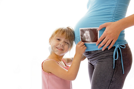 一个怀孕的女人抱着婴儿在白色背景上,