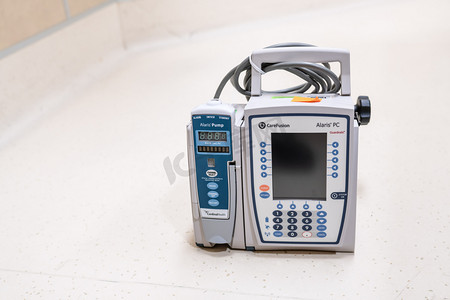 电子电器摄影照片_波特兰, 或/美国-2018年9月29日: Alaris 其泵-通过 Iv 提供液体、药物、血液和血液产品的医疗输液装置.
