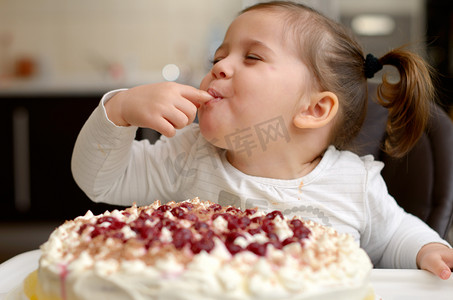 波波蛋糕摄影照片_可爱的小女孩吃蛋糕