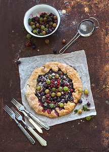 summer背景摄影照片_Summer crostata or galette pie with fresh garden berries and van