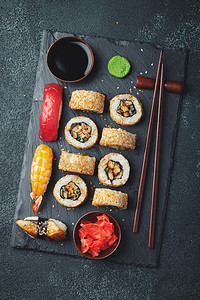 稻谷米摄影照片_石桌上的寿司和米吉套餐.