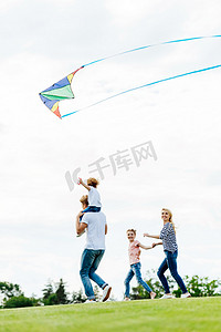 家庭在公园玩风筝