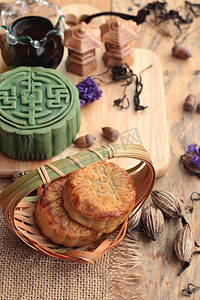 中秋摄影照片_节日月亮蛋糕-中国点心、 绿茶.