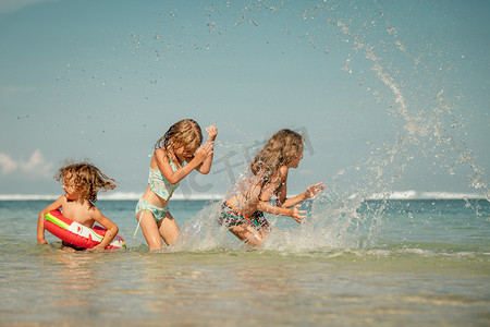 家庭时间摄影照片_快乐的孩子在沙滩上打了一天时间