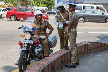 部队摄影照片_集团的警察站在大街上