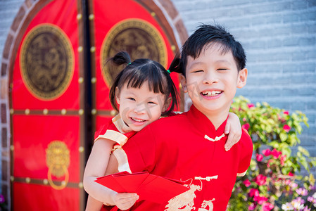 Happysiblings 在中国的传统服装，拿着红包钱