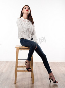 美女家具摄影照片_坐在木椅上的美女模特女人