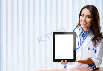 商务医疗保险摄影照片_显示空白的医生平板电脑为 copyspace