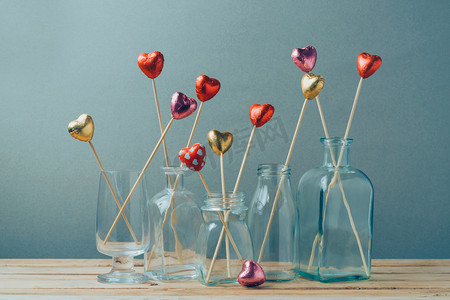 礼物创意海报摄影照片_在玻璃花瓶中的巧克力糖果