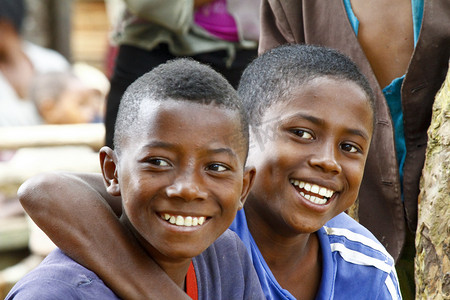 儿童郁闷摄影照片_年轻英俊的马达加斯加男孩微笑