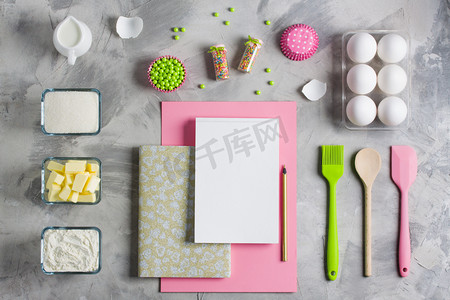 烹饪烘焙为孩子平躺的背景概念。粉红色绿纸白色笔记本厨房