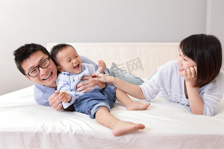 幸福的家庭，在白色的床上玩