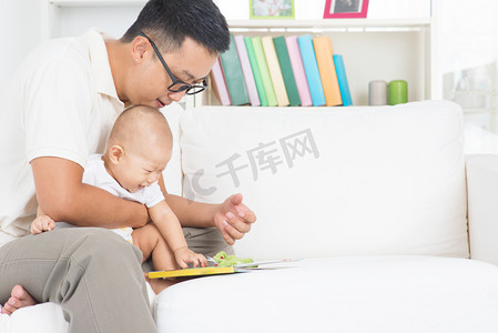 父亲和孩子读故事书 