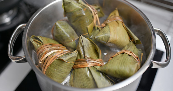 做饺子摄影照片_用饺子在水中煮