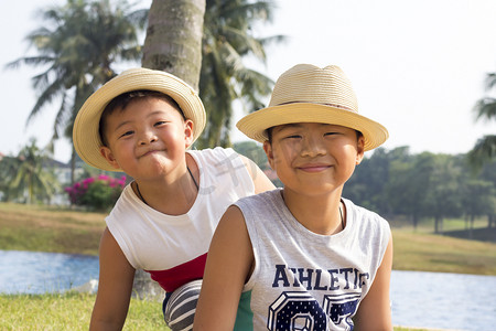 快乐的亚洲孩子享受暑假，家庭出游旅行旅行与男孩一起休闲乐趣
