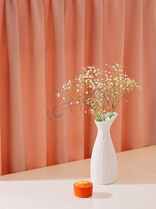花好月正圆摄影照片_自制美味的纸杯蛋糕在桌上与花在花瓶