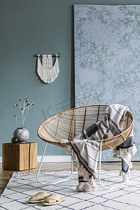 绿色极简风格摄影照片_时尚的简约客厅内部，配有设计藤式扶手椅和优雅的配饰。墙的紫杉颜色。复制空间