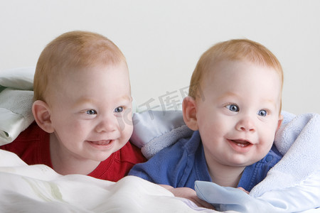 红色的地毯摄影照片_美丽的双胞胎宝宝