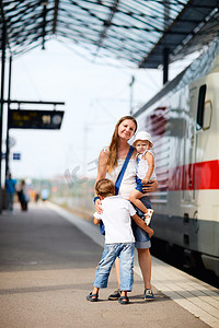 母亲和两个孩子等待火车