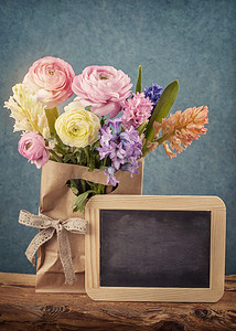 粉笔花朵摄影照片_鲜花和粉笔 + 黑板