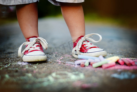 鞋子男孩摄影照片_男孩用粉笔绘制